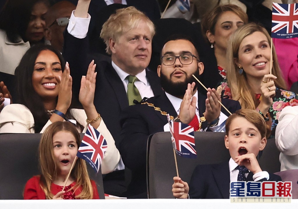乔治小王子和夏洛特小公主都坐在包厢手摇著英国国旗。AP