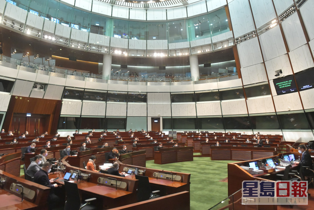 陈茂波在立法会公布财政预算案。陈极彰摄