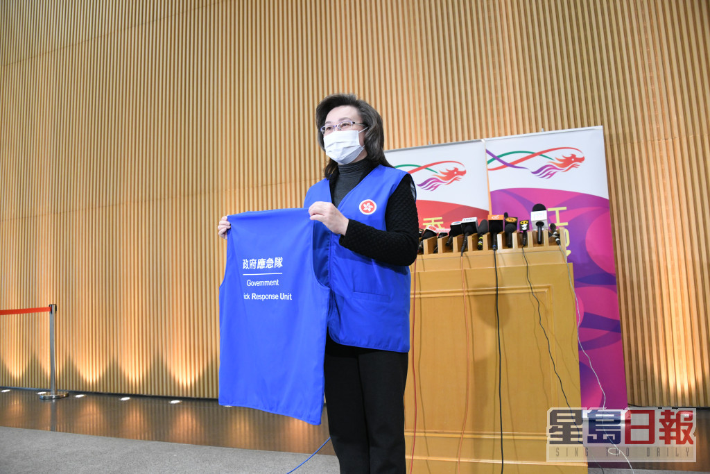 杨何蓓茵展示应急部队蓝色背心。