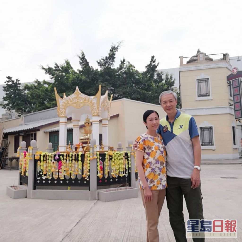 陈荣峻与前妻于1981年结婚，两人育有三名子女，惟前妻于2010年因脑溢血而逝世。