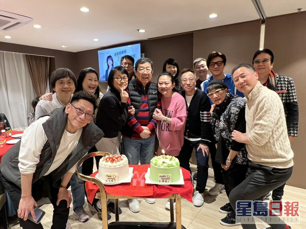日前唐唐与胡枫、姜大卫、汪曼玲等食团年饭，顺道为胡枫庆祝91岁生日。