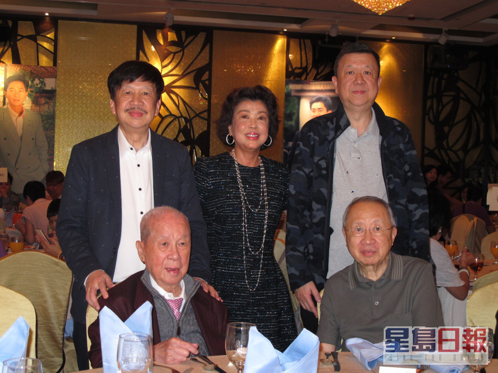 陈百强父亲陈鹏飞（前左）早年（后左起）大仔陈百灵、女儿陈小仪、幼子陈百贤，一起出席「为你喝采陈百强歌迷会」举办的聚会。