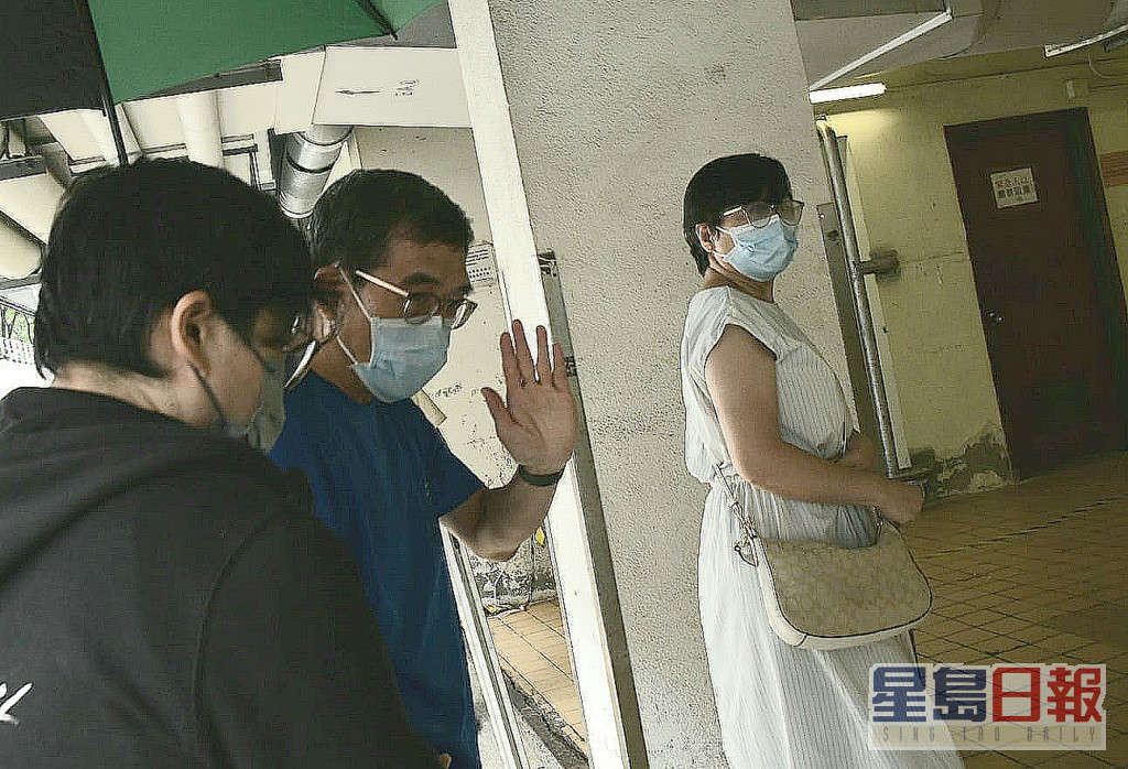 阿Mo双亲在意外后立即来港，不停往医院探望儿子。