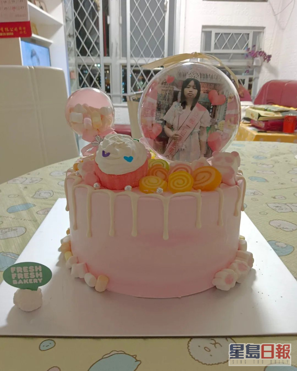 薛影仪日前提早与姨妈庆祝母亲节，仲送上蛋糕。