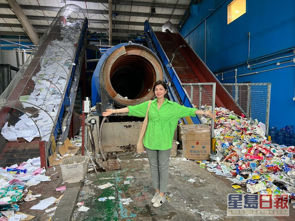 鍾楚紅一直都好關心環保議題，今年曾親訪香港唯一紙包飲品盒回收商「喵坊Mil Mill」。