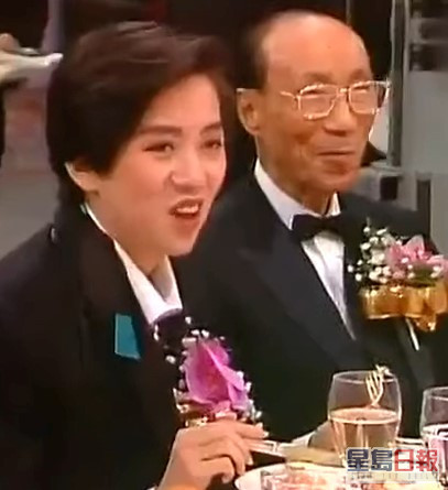 无綫电视主席邵逸夫（右）负责主持婚礼。