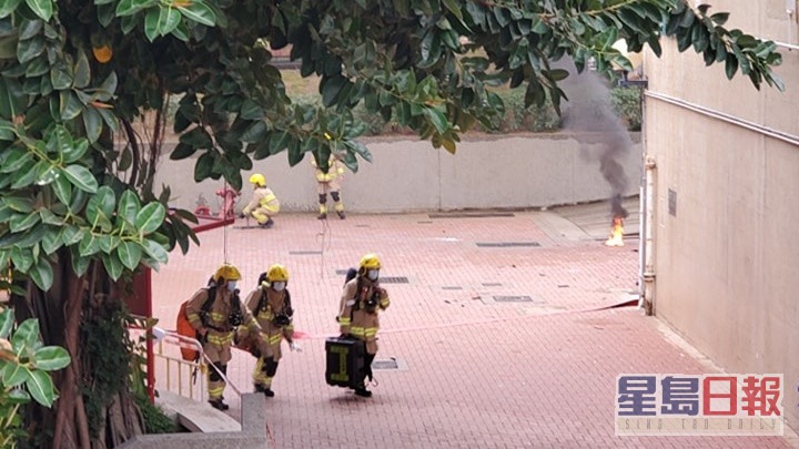 有火苗懷疑從火警單位墮下。香港突發事故報料區facebook圖片