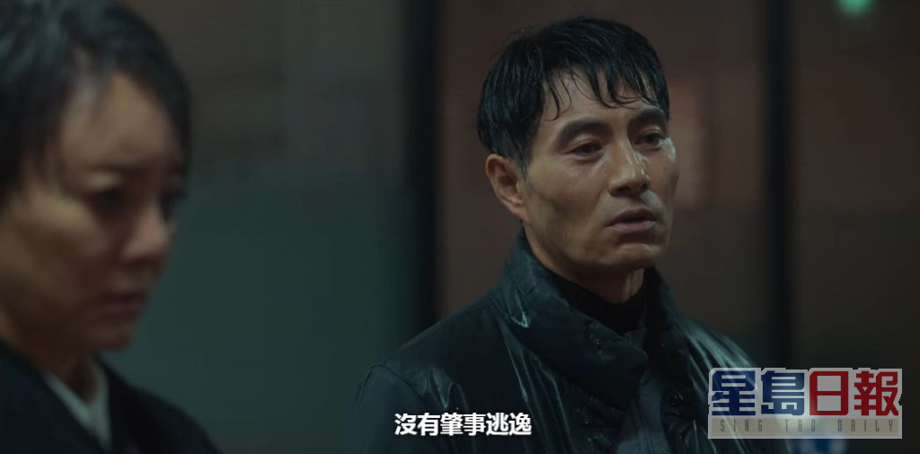 一直帮助林智妍母亲「执手尾」的警署署长申英俊（李海荣　饰），在雨夜遭下属杀害。