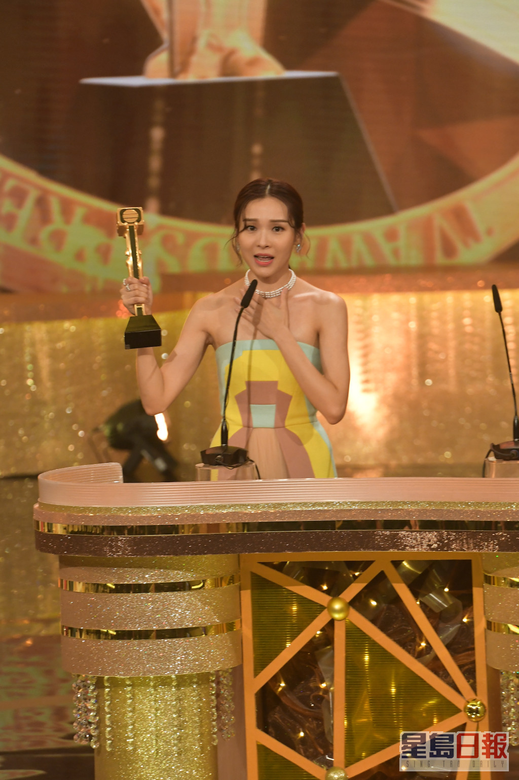 李佳芯更凭《BB来了》在《万千星辉颁奖典礼2018》勇夺视后宝座。