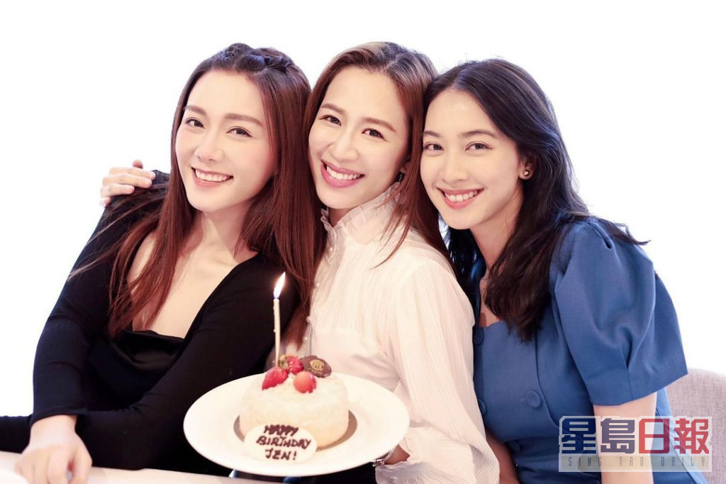 （左起）汤洛雯与岑杏贤、朱千雪是同届港姐，友谊已长达10年。  ​