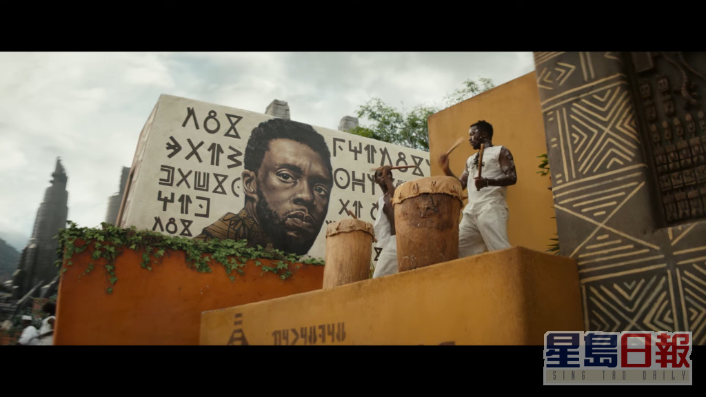《黑豹2》预告今日曝光，一开始瓦干达为Chadwick Boseman饰演的国王黑豹举行丧礼。