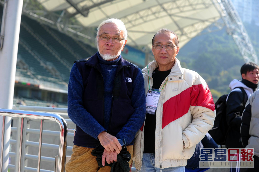 何鉴江（左）亦曾冲出国际远赴马来西亚Astro电视台客串评述。