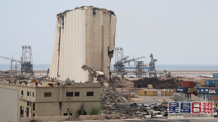 貝魯特大爆炸發生至今逾兩年，當地政府仍無力完成清理，港口周圍仍一片頽坦敗瓦。路透社資料圖片