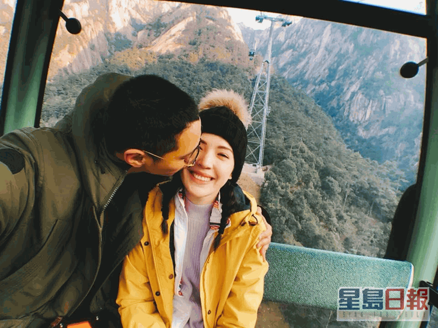 2017年許瑋甯傳與攝影師劉又年拍拖，有指二人曾秘婚，被爆今年三月離婚。