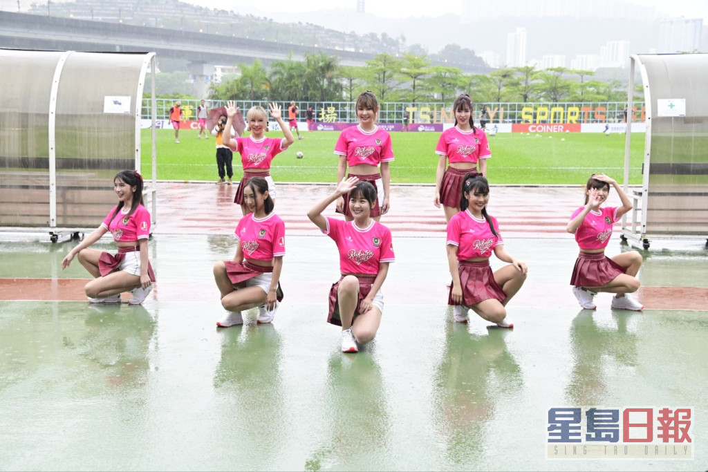 樂天女孩首次為足球賽事做表演嘉賓。
