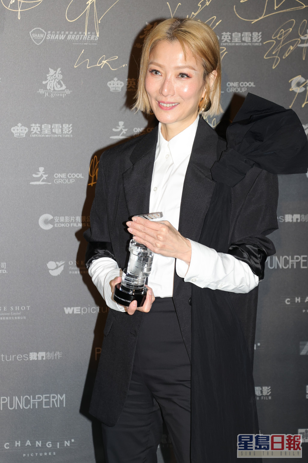 郑秀文在《导演会周年晚宴暨年度颁奖礼》上凭《流水落花》获得「最佳女主角」。