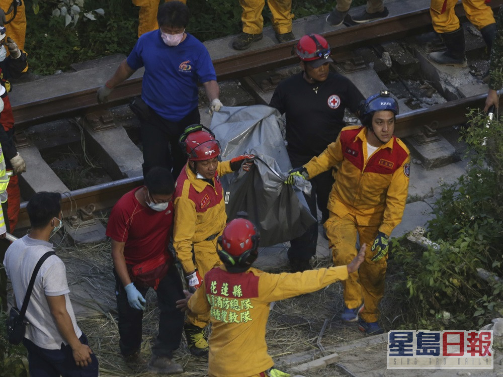 台鐵太魯閣號出軌事故共造成49人罹難。AP資料圖片