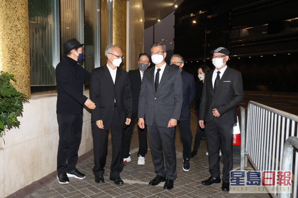 财政司司长陈茂波专程到场，郑东汉及区瑞强上前迎接。