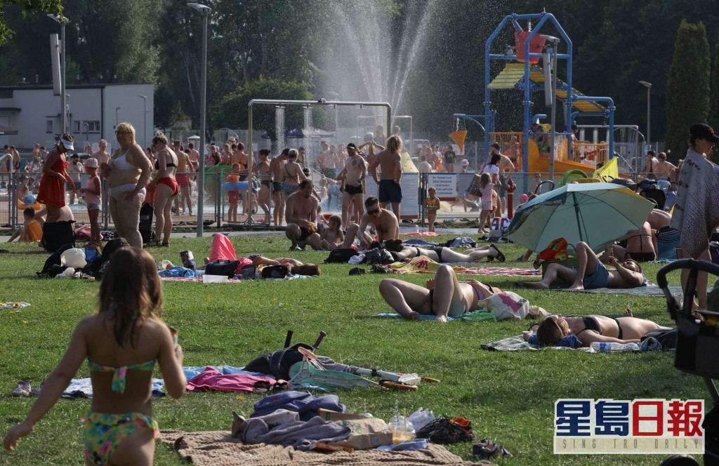 在波兰市民涌往游水消暑。REUTERS