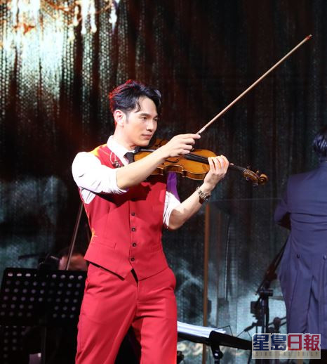 梓軒表演小提琴。