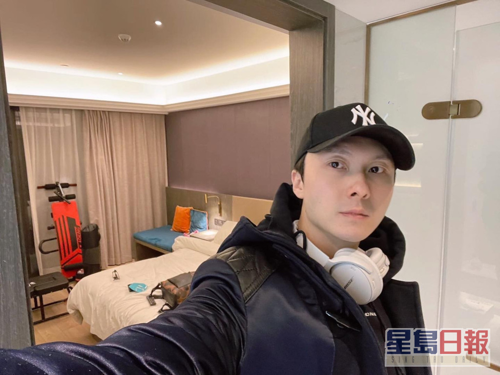 王浩信都有拍攝隔離期間的房間照片。