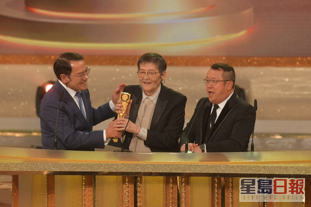刘丹和曾志伟负责颁奖给马老板。