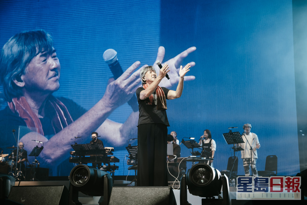 《林子祥开心演唱会香港站》原定今年3月在亚博举行，因疫情而延期至昨晚开骚，全场爆满。