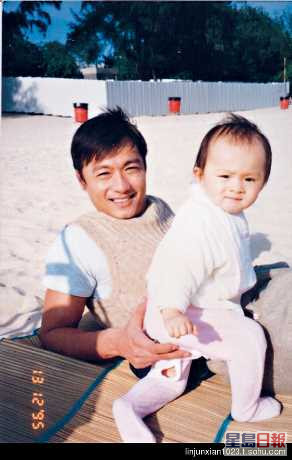 林钰洧BB时候与父亲林俊贤合照，个样好精灵。