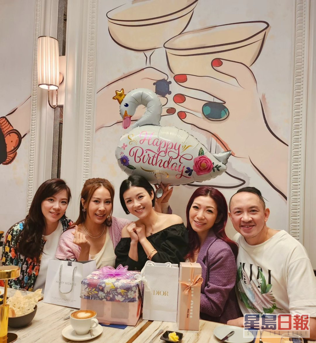 陈茵媺日前与港姐人妻团的曹敏莉、朱凯婷、戚黛黛提早庆祝42岁生日。