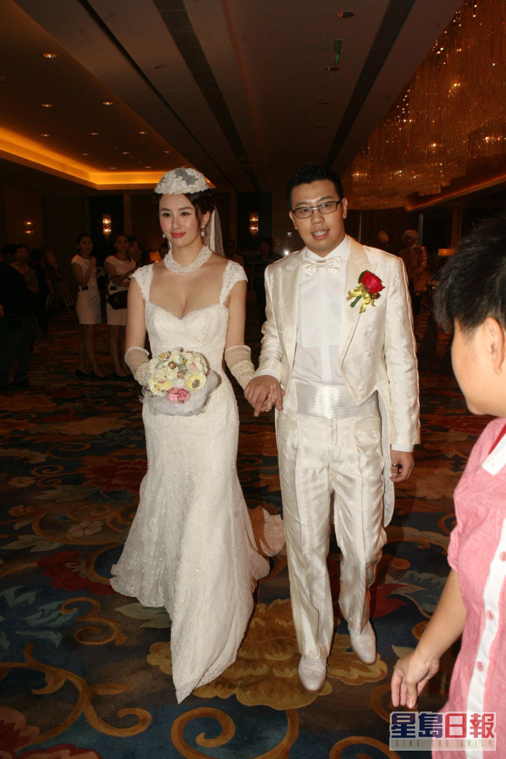孟瑶于2011年在北京与内地富二代周磊举行欧洲式豪华婚礼。