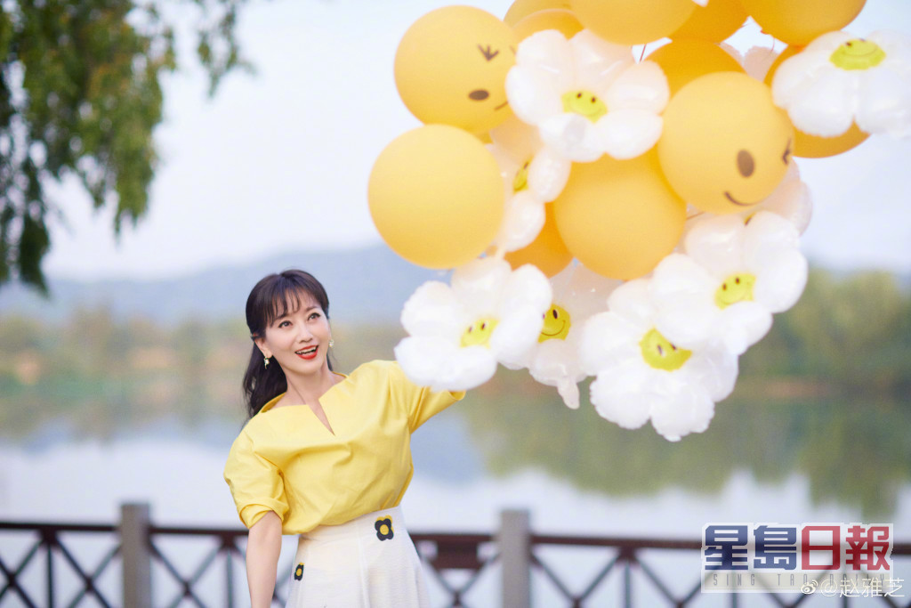 赵雅芝在微博贴玩气球新相，67岁的她依然有少女味道。