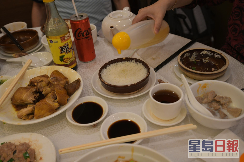大榮華的拿手名菜有五味雞、豬油拌飯、炒長遠等。