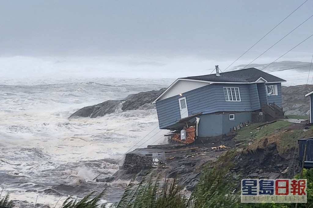菲奥娜吹袭加拿大东部有民居被冲落海。REUTERS