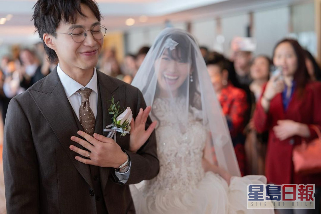 吴业坤与滨口爱子日前补办婚礼。