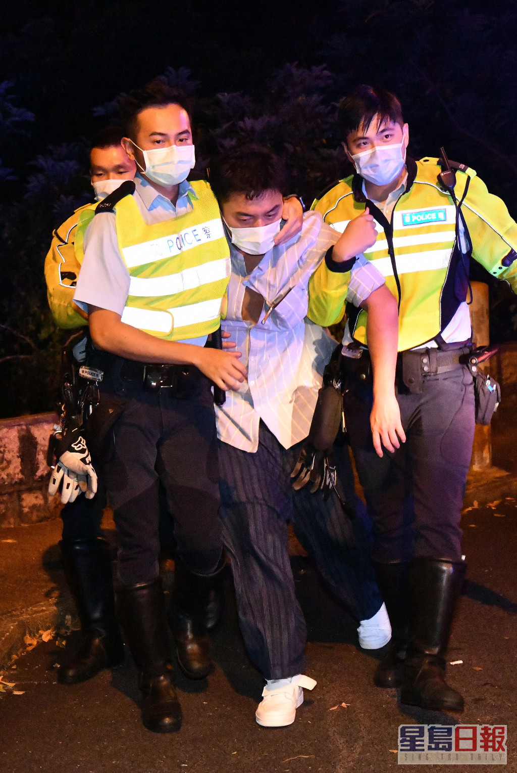 2020年8月，杨明驾车撞毁八十年历史石墙，被警方控以「不小心驾驶」、「车窗玻璃透光度不足」及「拒绝提供血液样本化验」共三项控罪。
