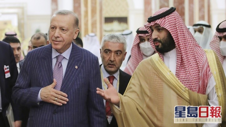 埃爾多安到後與沙特王儲小薩勒曼會面。AP圖片