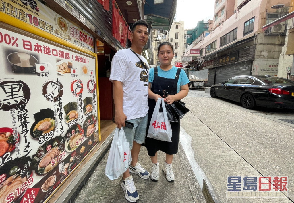 莊氏夫婦購買糉子過端午節。蕭博禧攝