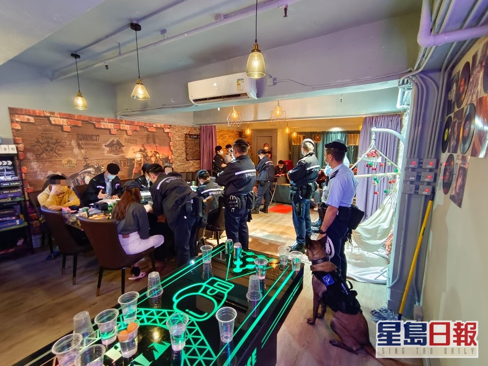 警方於東九龍突擊巡查區內多間娛樂場所。警方圖片
