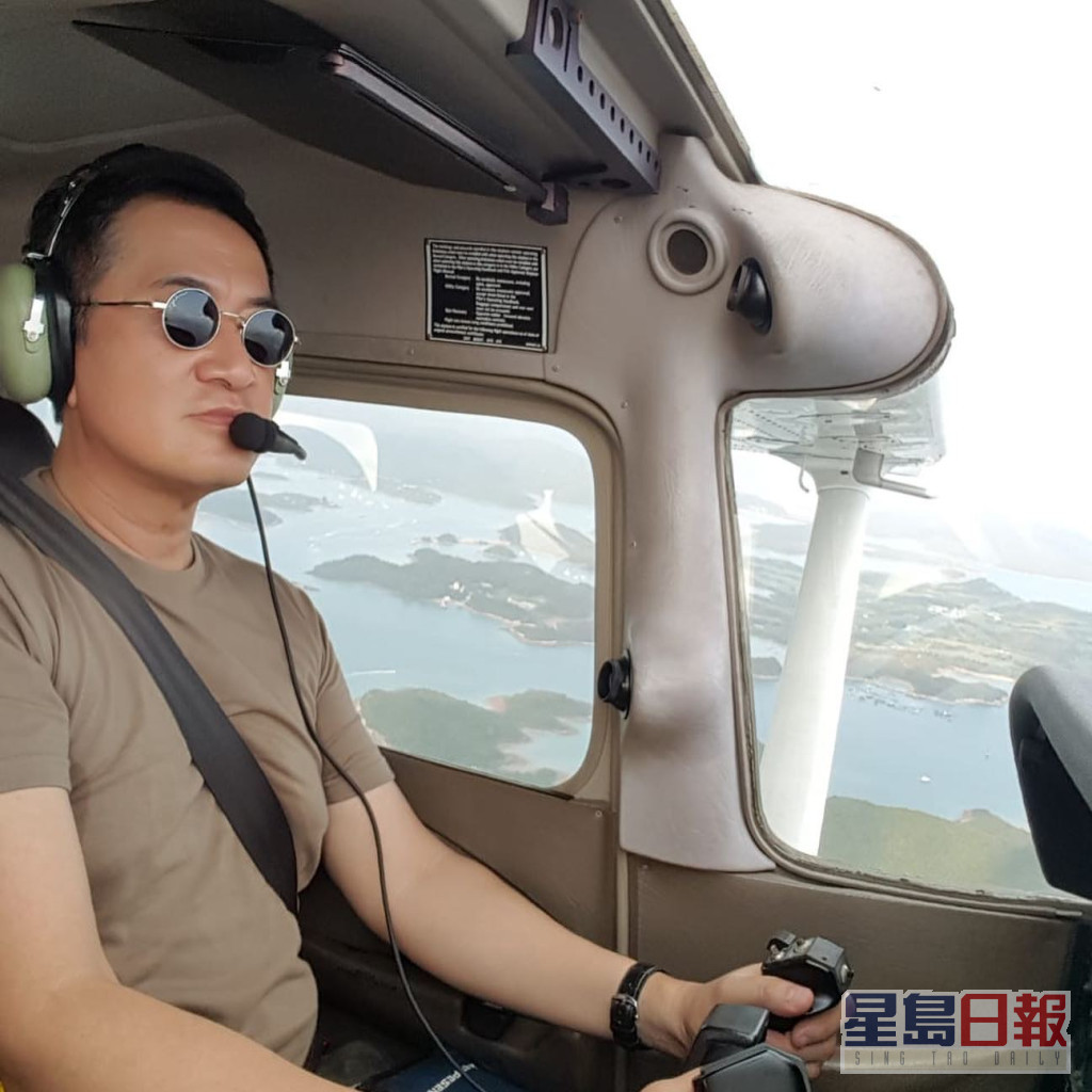 鄧梓峰早年已考獲小型飛機駕駛執照，有300小時飛行經驗，是香港飛行協會會員、香港航空青年團長官。