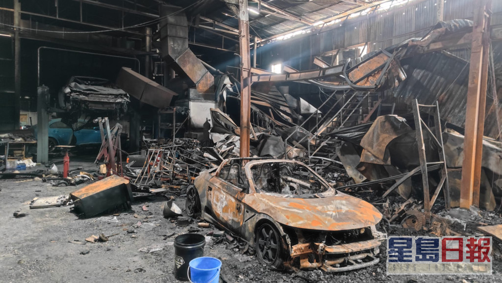 車房內多部名車焚毀。