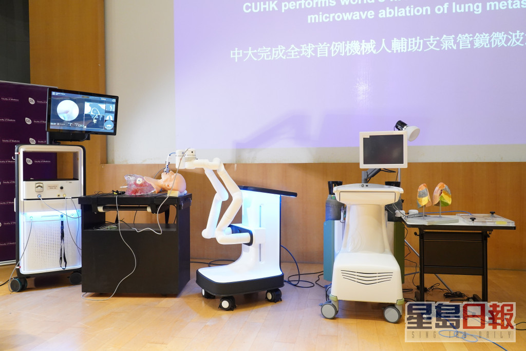 中大公布研究團隊成功完成全球首例機械人輔助微波消融癌細胞。葉偉豪攝