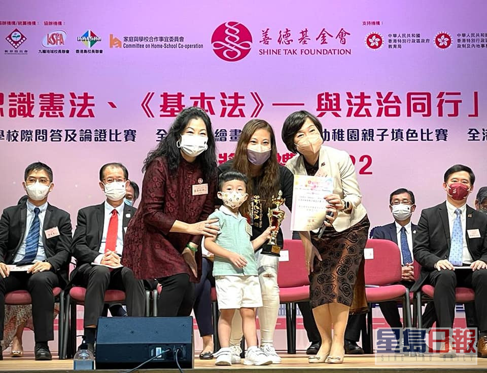 蔡若莲出席一个比赛颁奖典礼。蔡若莲FB图片