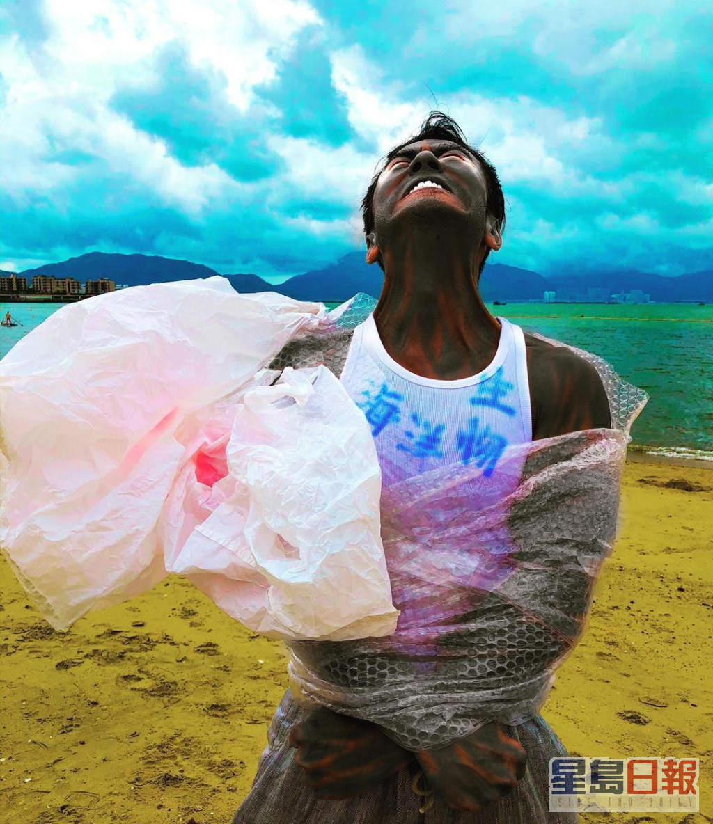 唐文龍更會與友人一同到海灘執垃圾，可謂為環保出心出力。