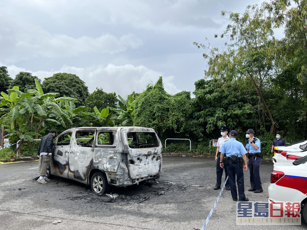 探員到錦莆路燒車案現場調查。