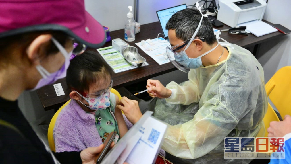 医护诚信同行主席林哲玄（右）表示，希望提高儿童及社区其他人士的接种率。