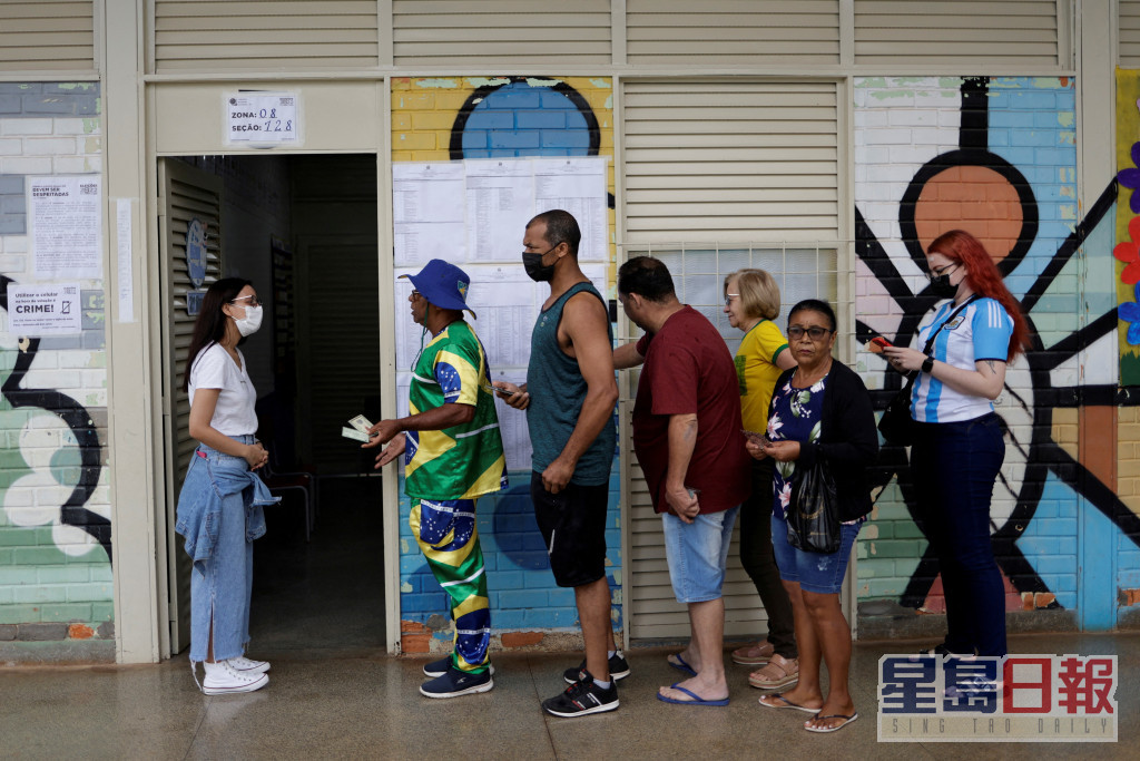 市民排队进入投票。REUTERS