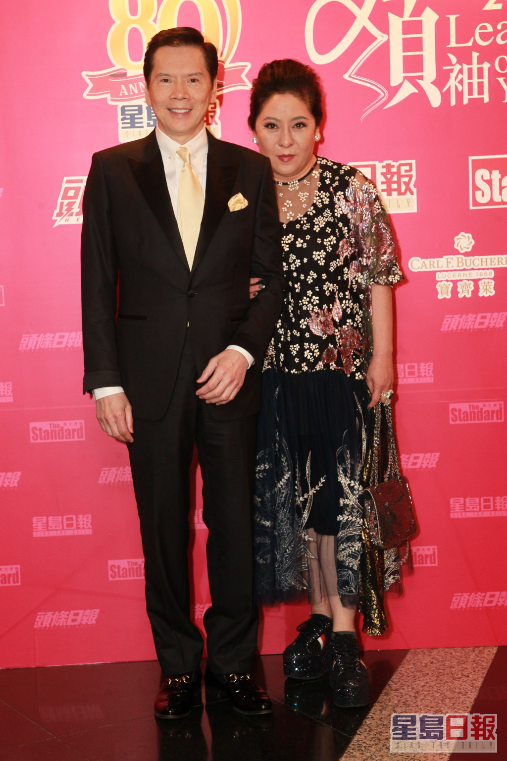 向華強與太太陳嵐是著名的電影出品人、製片人及經理人，與他們合作過的天王巨星和演員多不勝數。