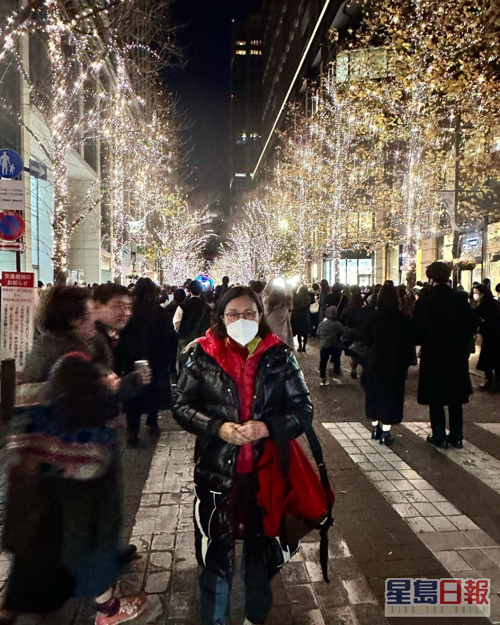 汪明荃在东京街头。