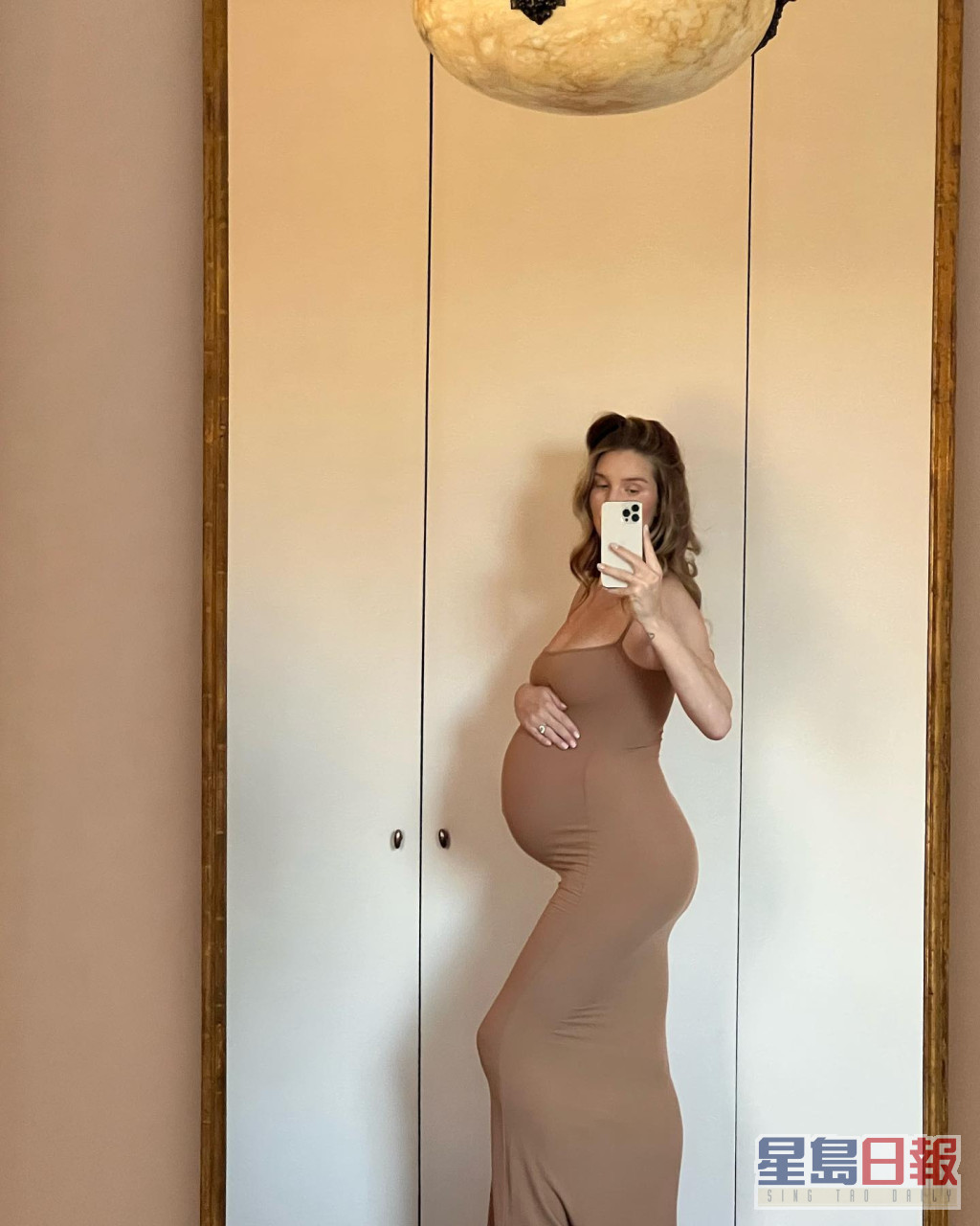 Rosie上月底在IG晒孕照。