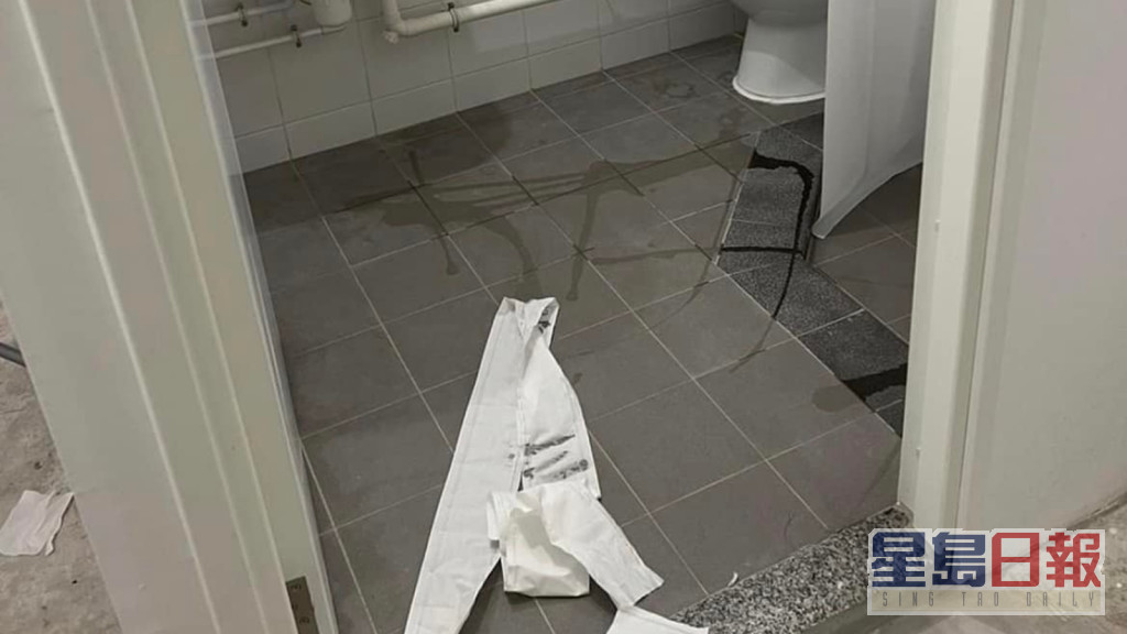 廁紙散落一地。「香港抗疫關注組」FB圖片
